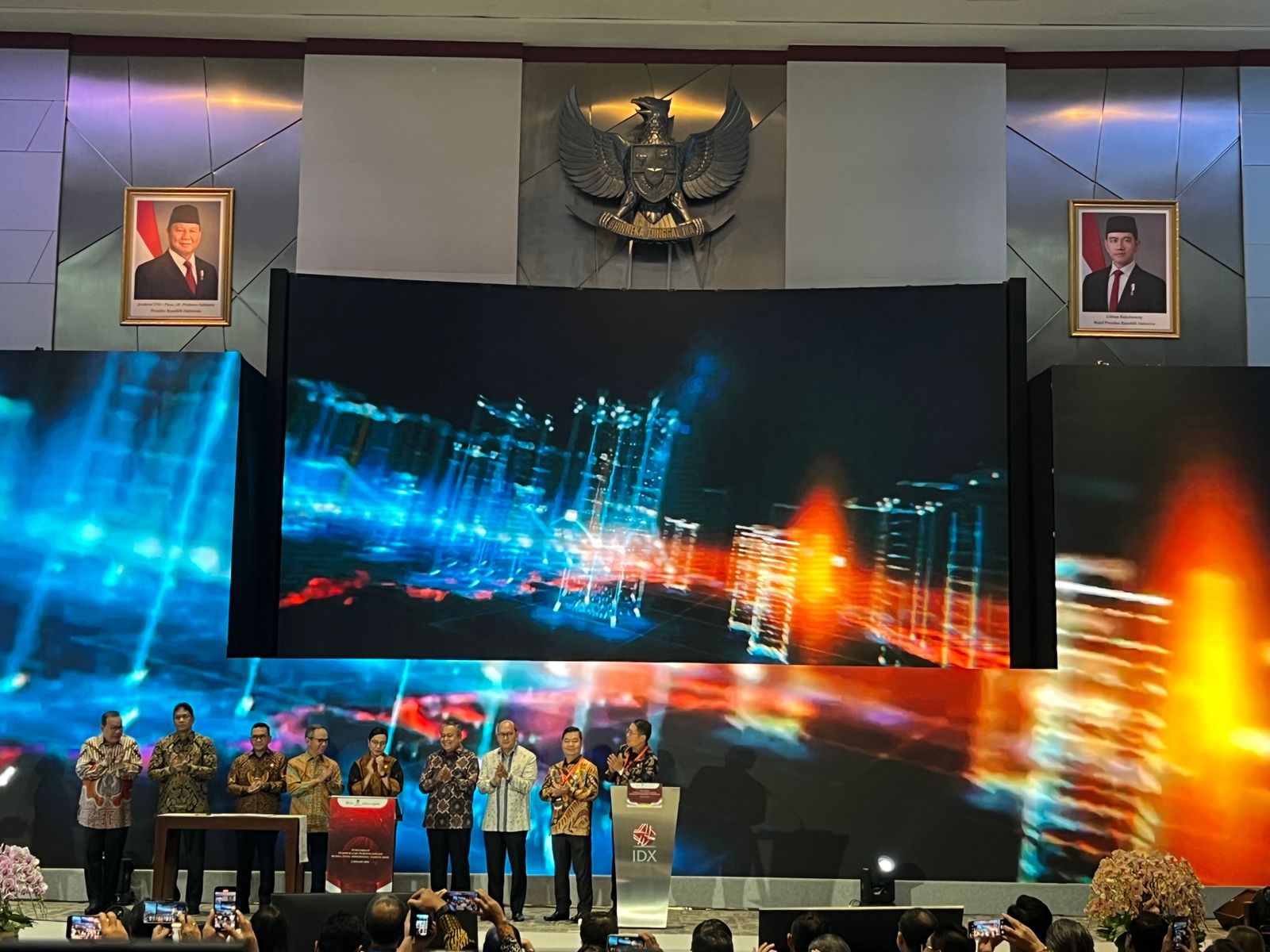 IHSG dibuka hijau di level 7.107,96 pada perdagangan awal tahun 2025, Kamis (2/1). (Nurul Fitriana/JawaPos.com). - Image