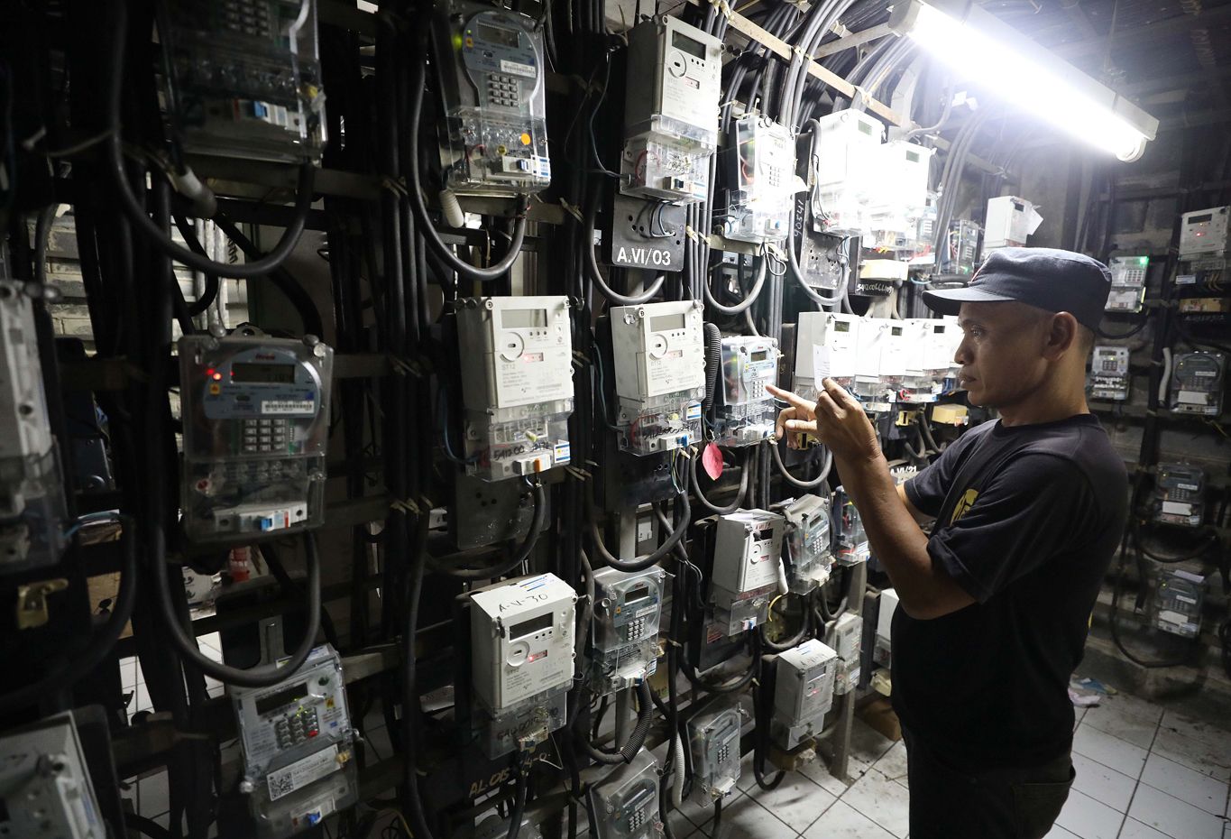 Masyarakat mengecek Token Listrik di Rusun Tanah Abang, Jakarta, Kamis (18/5/2023). (dok. Jawa Pos/Fedrik Tarigan) - Image
