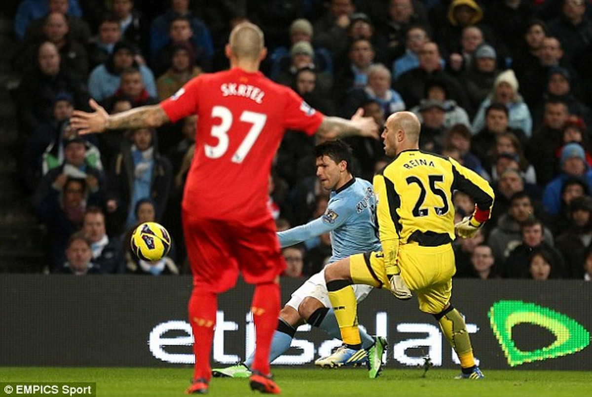 Sergio Aguero (tengah) saat membela Manchester City. Ia termasuk pemain asal Amerika Latin dalam sejarah Liga Inggris. (Daily Mail/Empics Sport) - Image