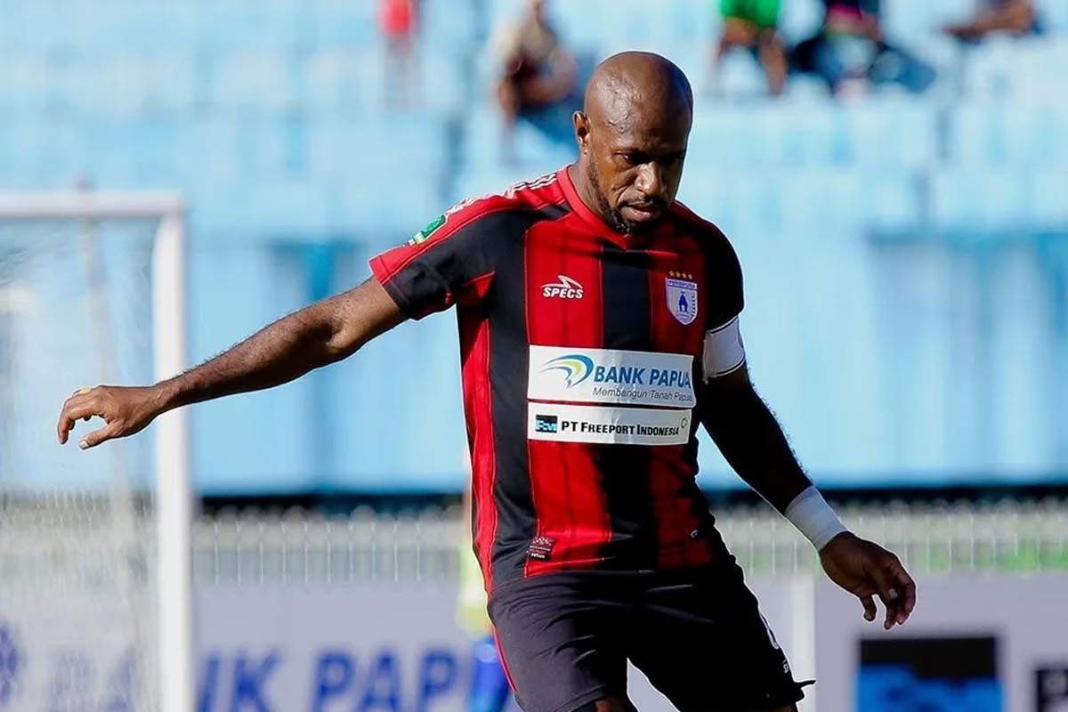 Boaz Solossa yang dulu jadi andalan timnas, kini bermain untuk Persipura Jayapura di Liga 2 (Instagram/@arsportfoto) - Image