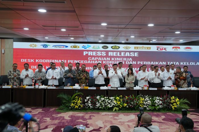 Menko Polkam Budi Gunawan bersama Jaksa Agung Sanitiar Burhanuddin memaparkan hasil kerja Desk Pencegahan dan Pemberantasan Korupsi pada Kamis (2/1). (Puspenkum Kejagung) - Image