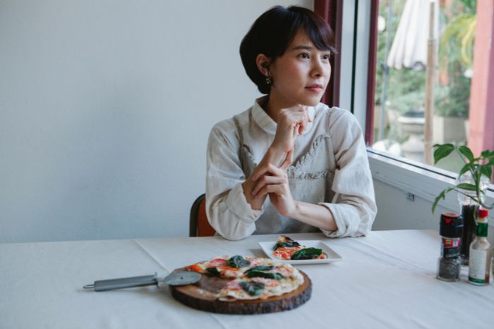 Ilustrasi 7 sifat unik dari mereka yang berani makan sendirian di depan umum dengan percaya diri. - Image