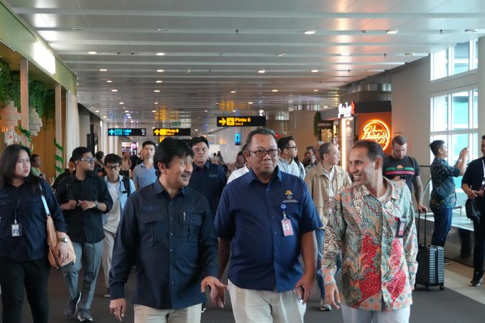 Plt. Direktur Jenderal Perhubungan Udara Lukman F saat melakukan kegiatan pengawasan di Bandar Udara Internasional I Gusti Ngurah Rai, Bali. - Image