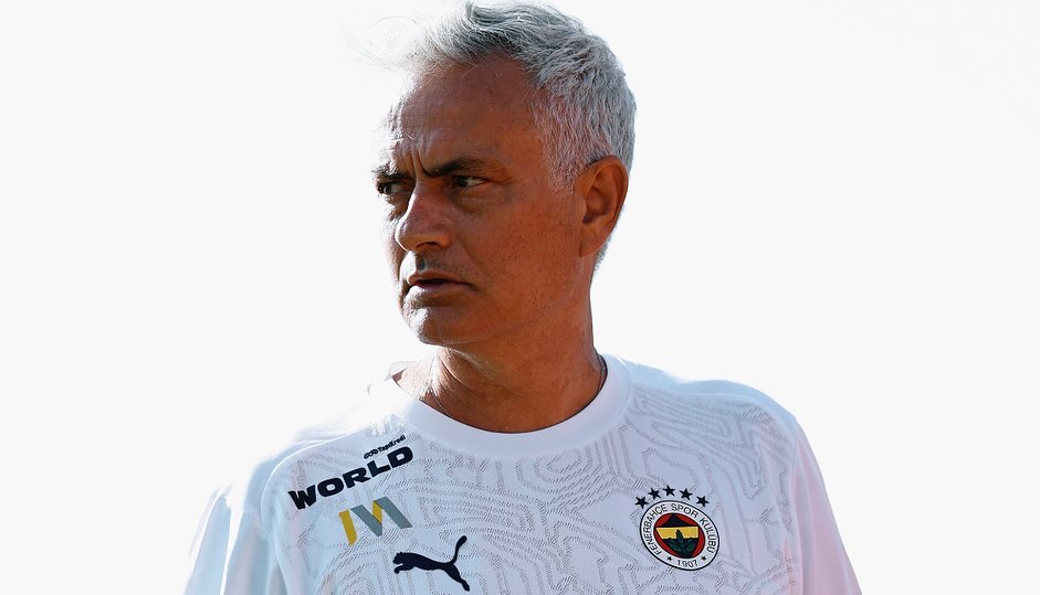 Jose Mourinho saat sedang memimpin sesi latihan Fenerbahce. Sumber foto: (Instagram/Jose Mourinho) - Image