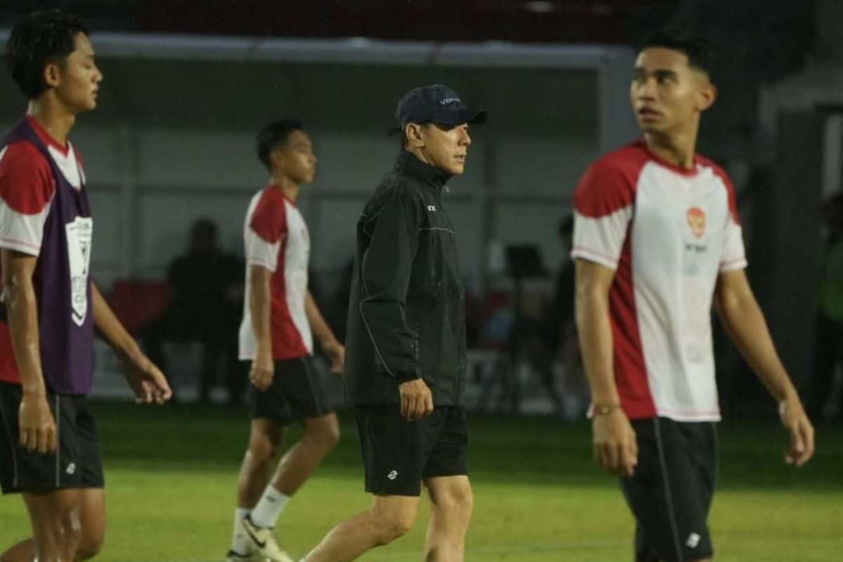 STY memantau training pemain Timnas Indonesia saat mengikuti Piala AFF 2024. (Instagram @shintaeyong7777) - Image
