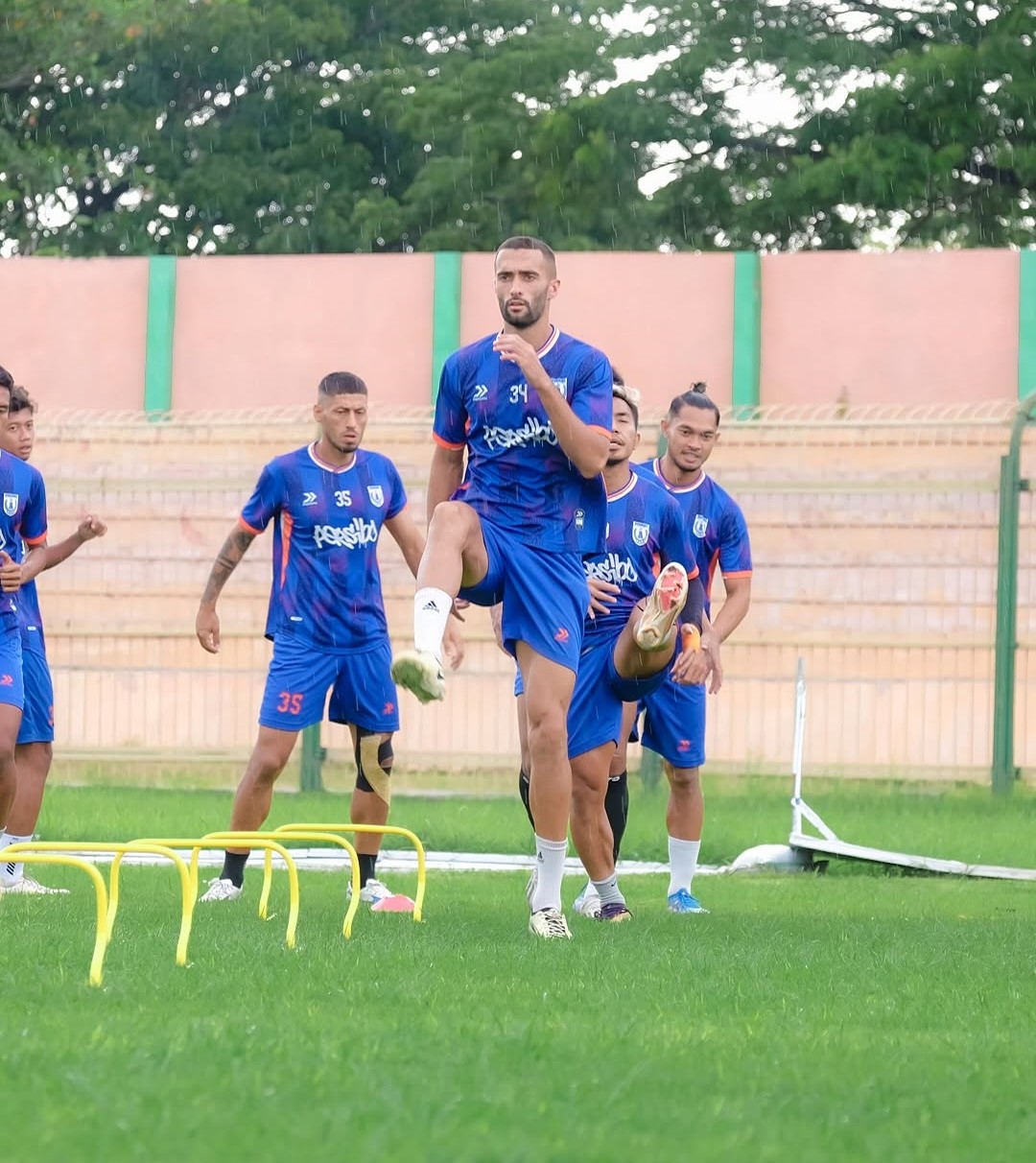 Pemain Persibo Bojonegoro fokus latihan di Stadion Letjend Soedirman jelang duel kontra Rans Nusantara FC dalam lanjutan laga grup C Liga 2. (@persibo.bojonegoro/Instagram). - Image