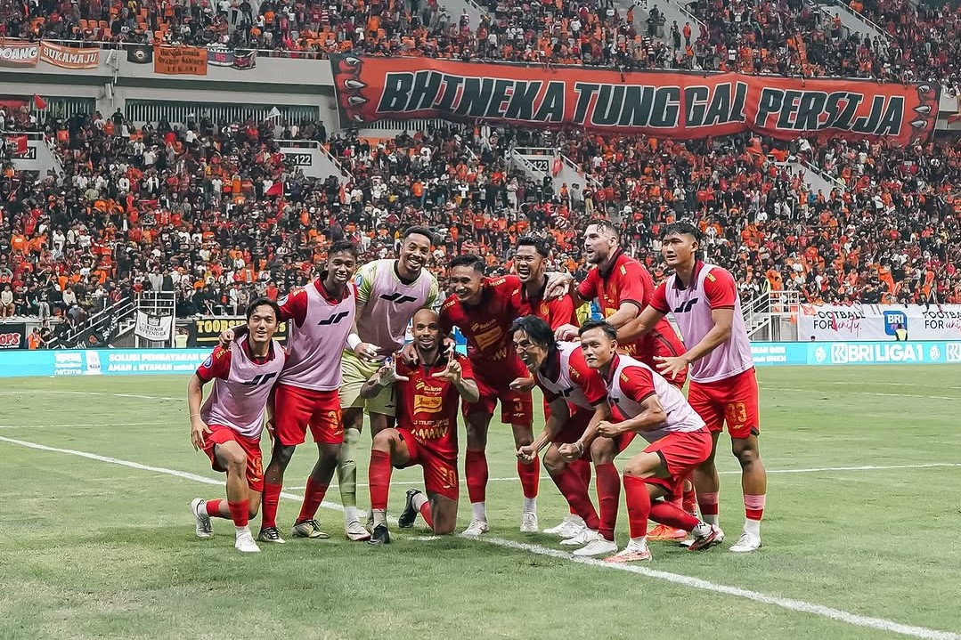 Pemain Persija Jakarta saat merayakan kemenangan atas PSS Sleman dengan skor 3-1 di Jakarta International Stadium (JIS) (Instagram @persija) - Image