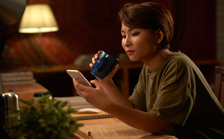 Ilustrasi orang introvert bermain media sosial. (freepik.com/pressfoto) - Image