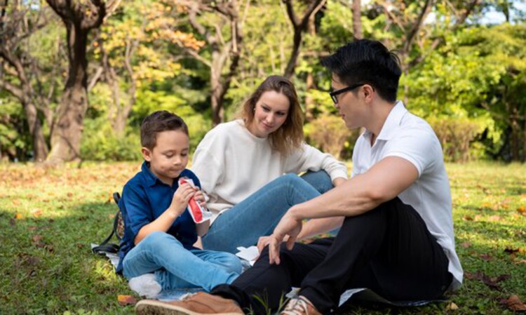 Ilustrasi anak bahagia bersama orang tuanya. (Freepik) - Image