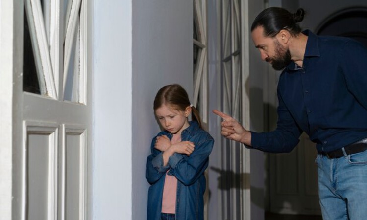 Ilustrasi anak yang memiliki pengalaman masa kecil kelam. (Freepik) - Image