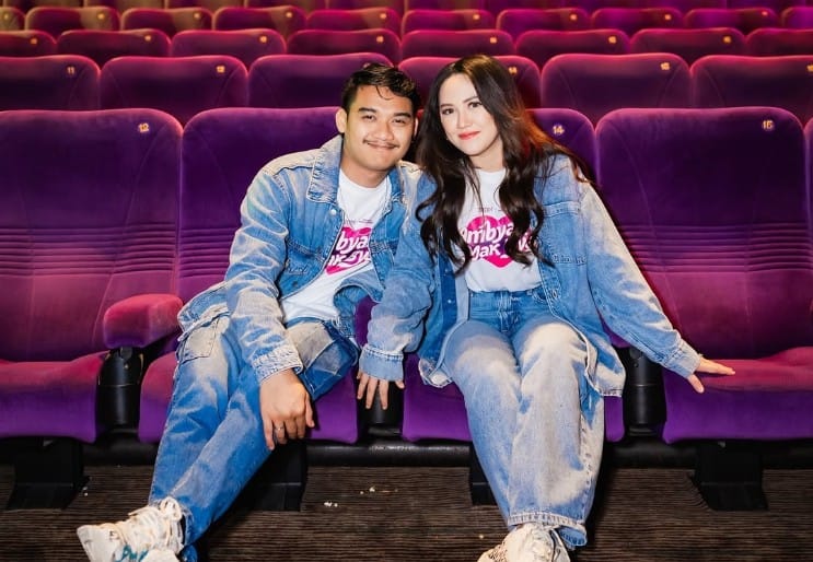 Potret Happy Asmara dan Gilga Sahid untuk film Ambyar Mak Byar (foto: Instagram @happy_asmara77) - Image