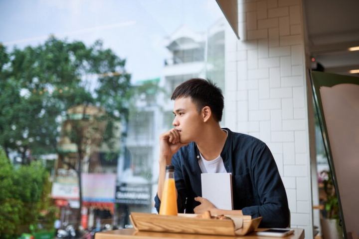 Ilustrasi seseorang yang berani makan sendirian di depan umum. (freepik) - Image