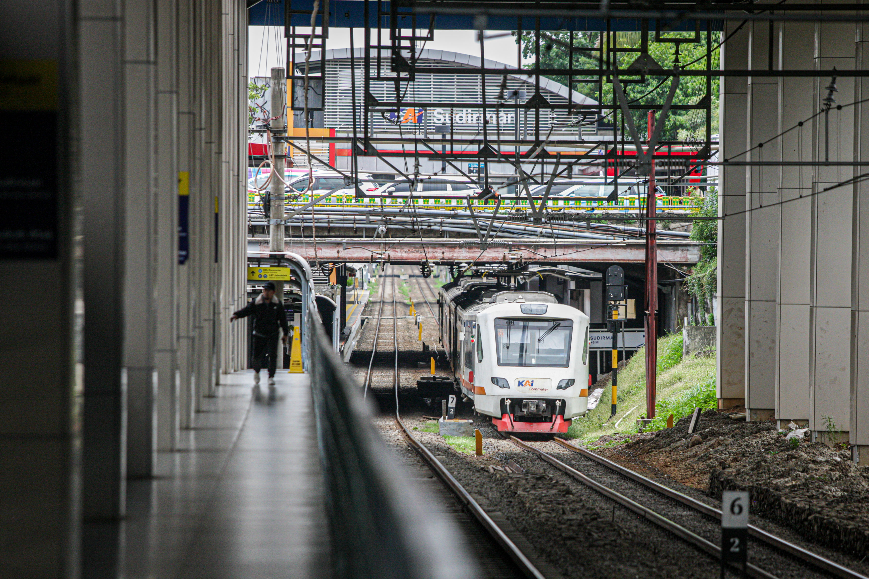 Satu rangkaian kereta bandara berhenti di Stasiun KA Bandara BNI City, Jakarta, Jumat (13/12/2024). Kementerian Perhubungan memastikan kereta api (KA) Bandara Soekarno Hatta akan terhubung dengan Light Rail Transit (LRT) atau Lintas Raya Terpadu Jakarta B - Image