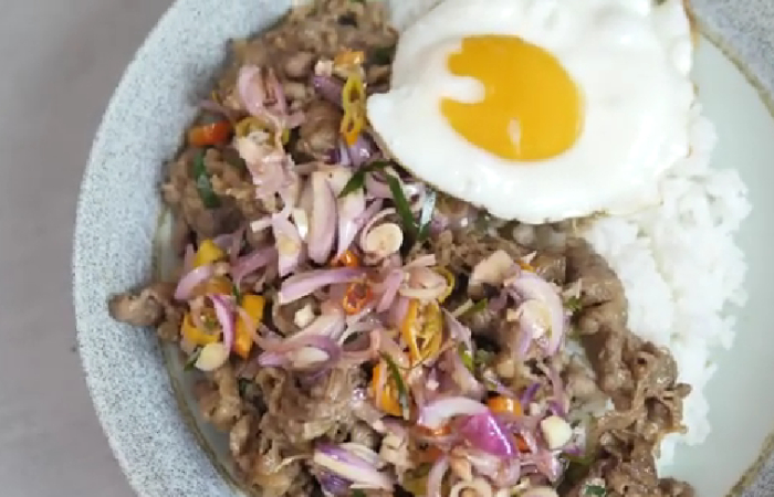 Resep Beef Gyudon Sambal Matah yang Enak./Tangkap Layar YouTube Ade Koerniawan - Image