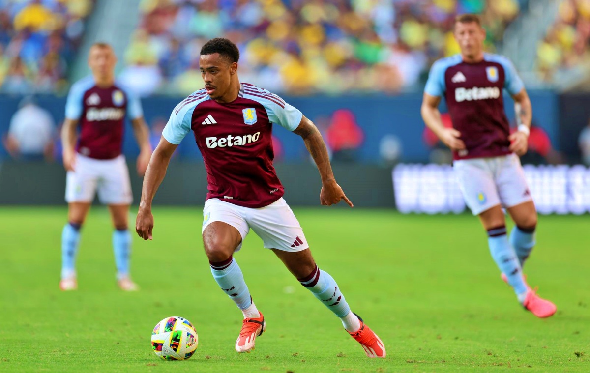 Pemain Aston Villa, Jacob Ramsey, saat menggiring bola. Timnya siap menyambut kehadiran Leicester City. (Media Aston Villa) - Image