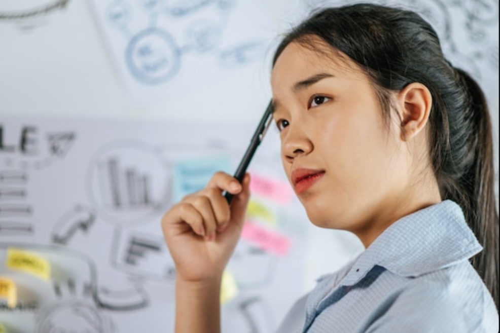 Ilustrasi seorang spesialis yang sedang fokus memikirkan problem solving. (Freepik) - Image