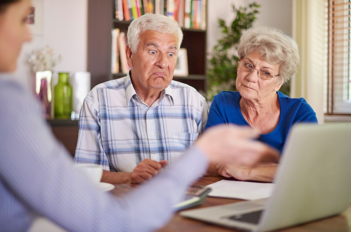 Ilustrasi kakek dan nenek yang sedang tetap tajam pikiran dan mentalnya meski sudah berusia 80 tahun.(gpointstudio/freepik) - Image