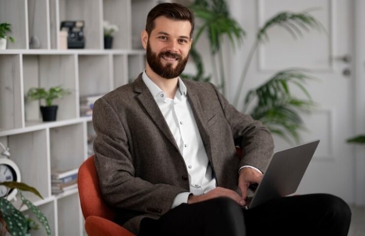 Ilustrasi orang dengan shio bermartabat tinggi, yang punya aura wibawa yang kuat hingga jadi orang terpandang dan terhormat - Image