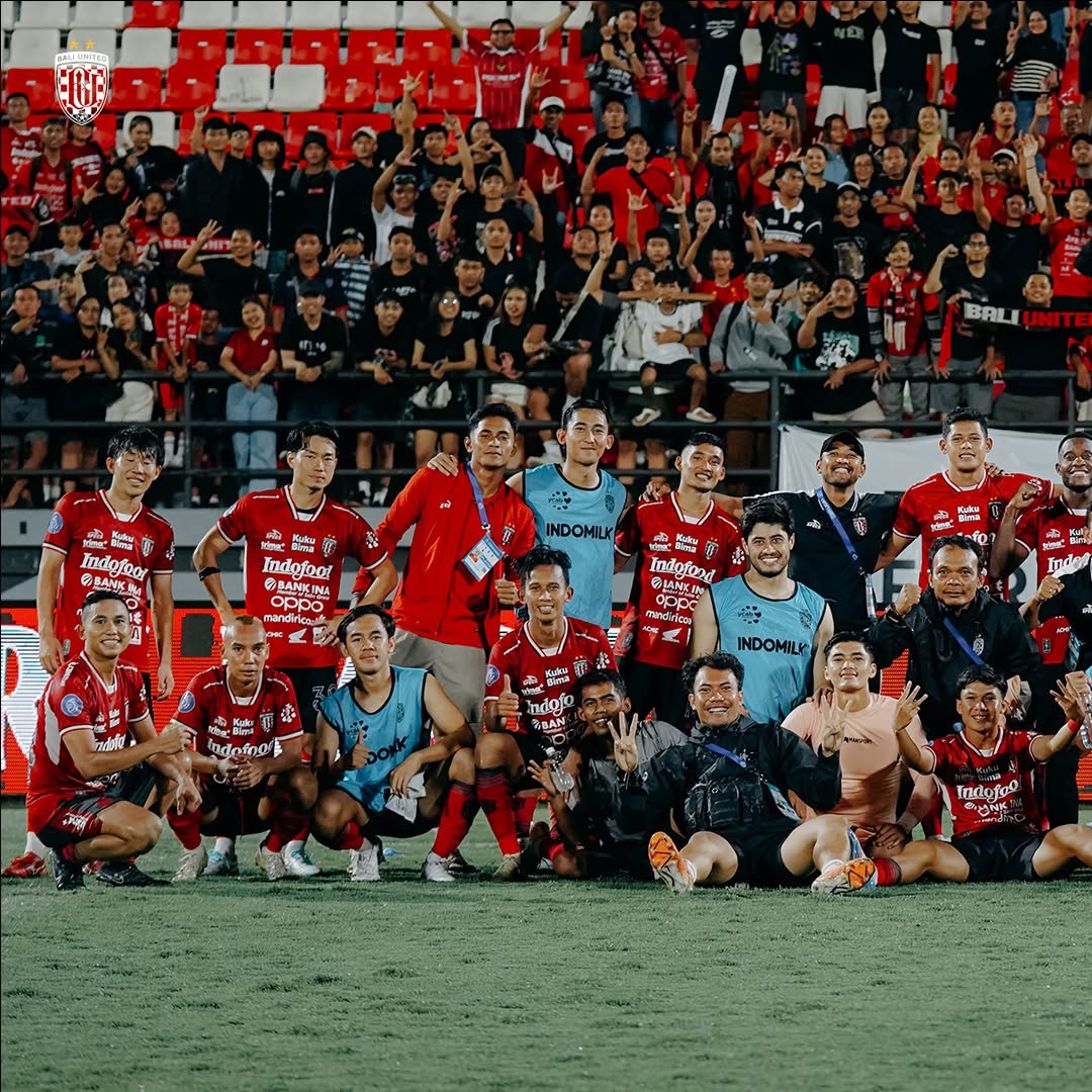 Foto bersama skuad Bali United dengan Fans yang hadir di Stadion Kapten I Wayan Dipta. (Instagram/@baliunitedfc) - Image
