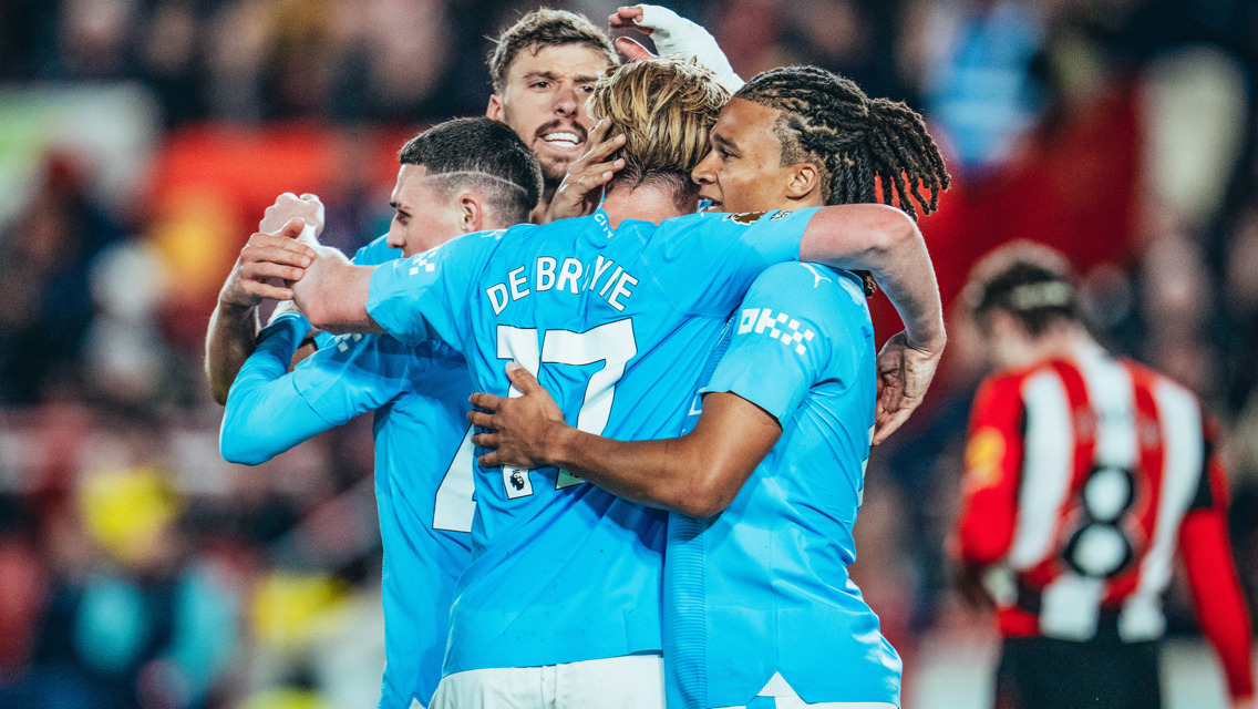 Kevin De Bruyne, Nathan Ake, Phil Foden dan Rodri berpelukan seusai mencetak gol bagi Manchester City. (website mancity.com) - Image