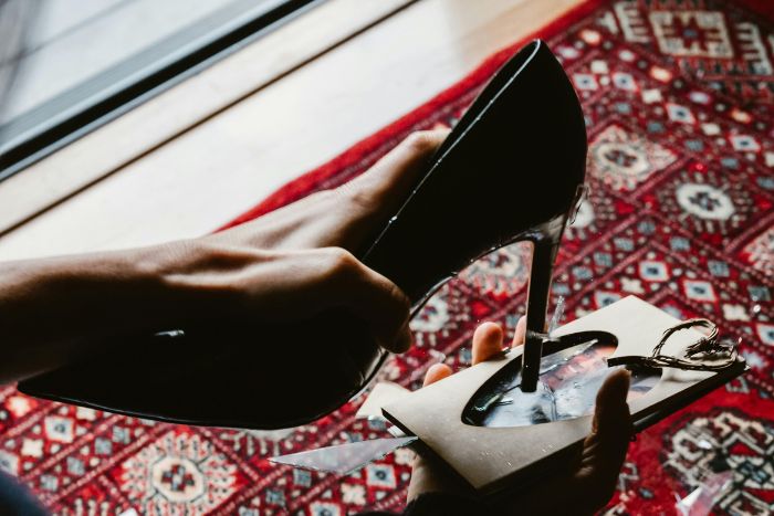 Ilustrasi hal yang dilakukan oleh orang yang tampak baik-baik saja setelah putus cinta padahal terluka hatinya. - Image