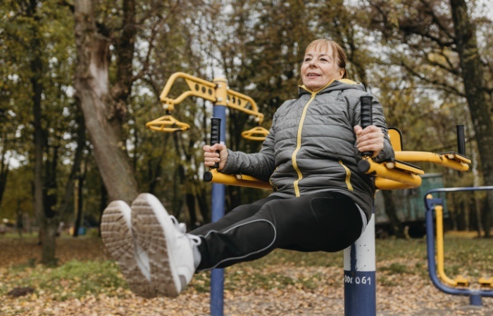 Ilustrasi tetap bahagia dan gembira di usia 70-an menghilanhkan kebiasaan buruk. (Freepik) - Image