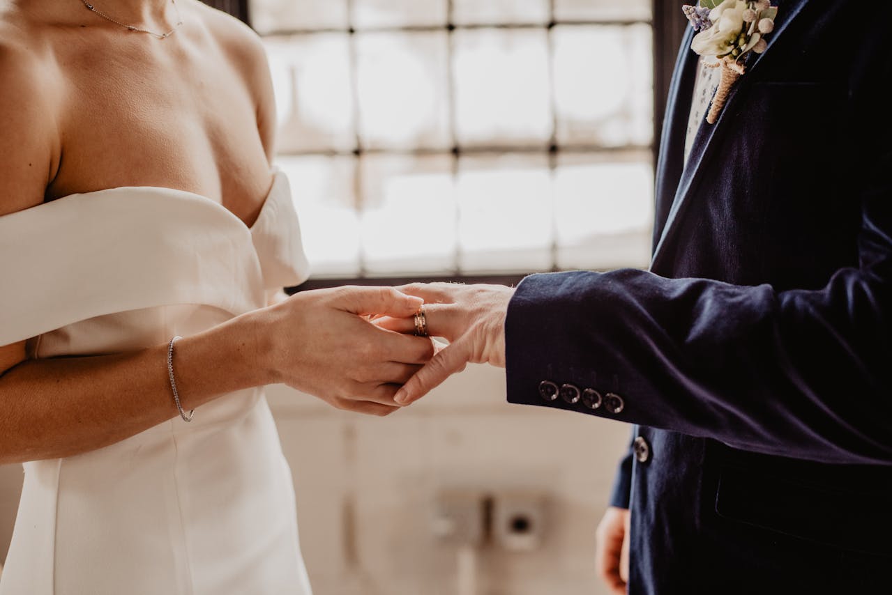 Orang yang Menikah Tanpa Cinta Demi Mengejar Kenyamanan, Biasanya Menunjukkan 8 Perilaku Ini./Pexels. - Image