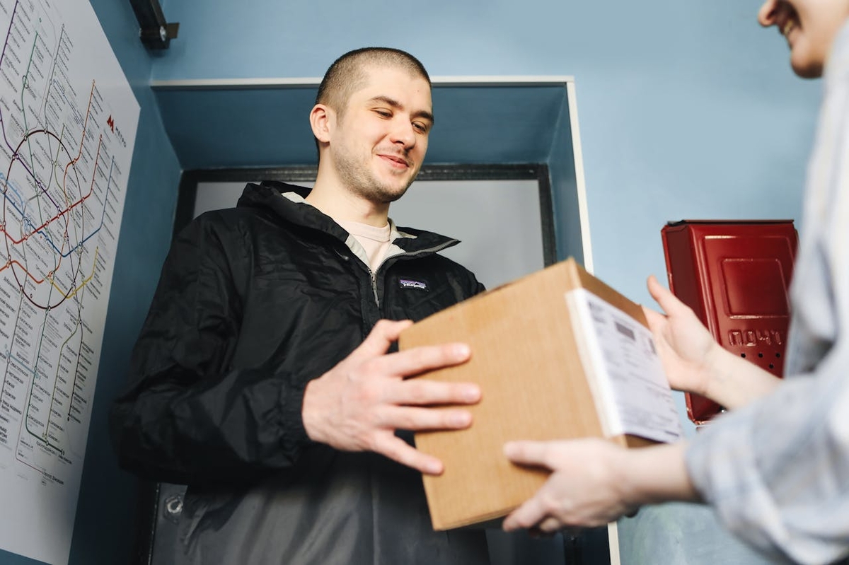Paket tak kunjung sampai merupakan salah satu permasalahan yang sering terjadi saat berbelanja online. (Polina Tankilevitch/Pexels.com) - Image