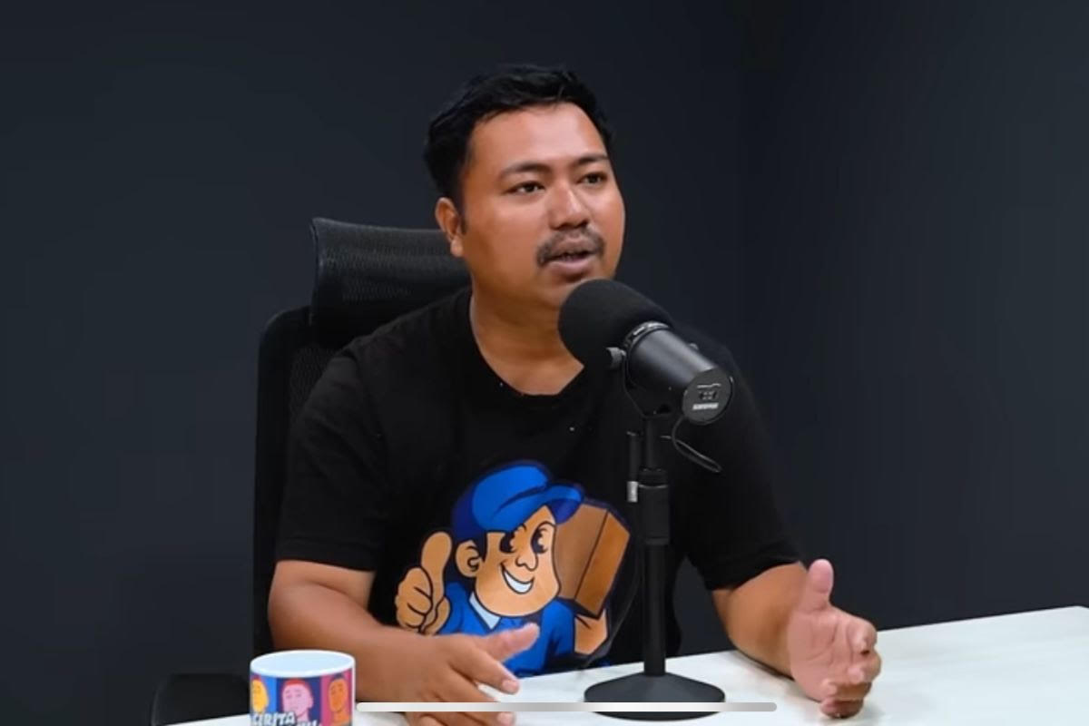 Santo Suruh dalam Podcast Raditya Dika. (Youtube Raditya Dika) - Image