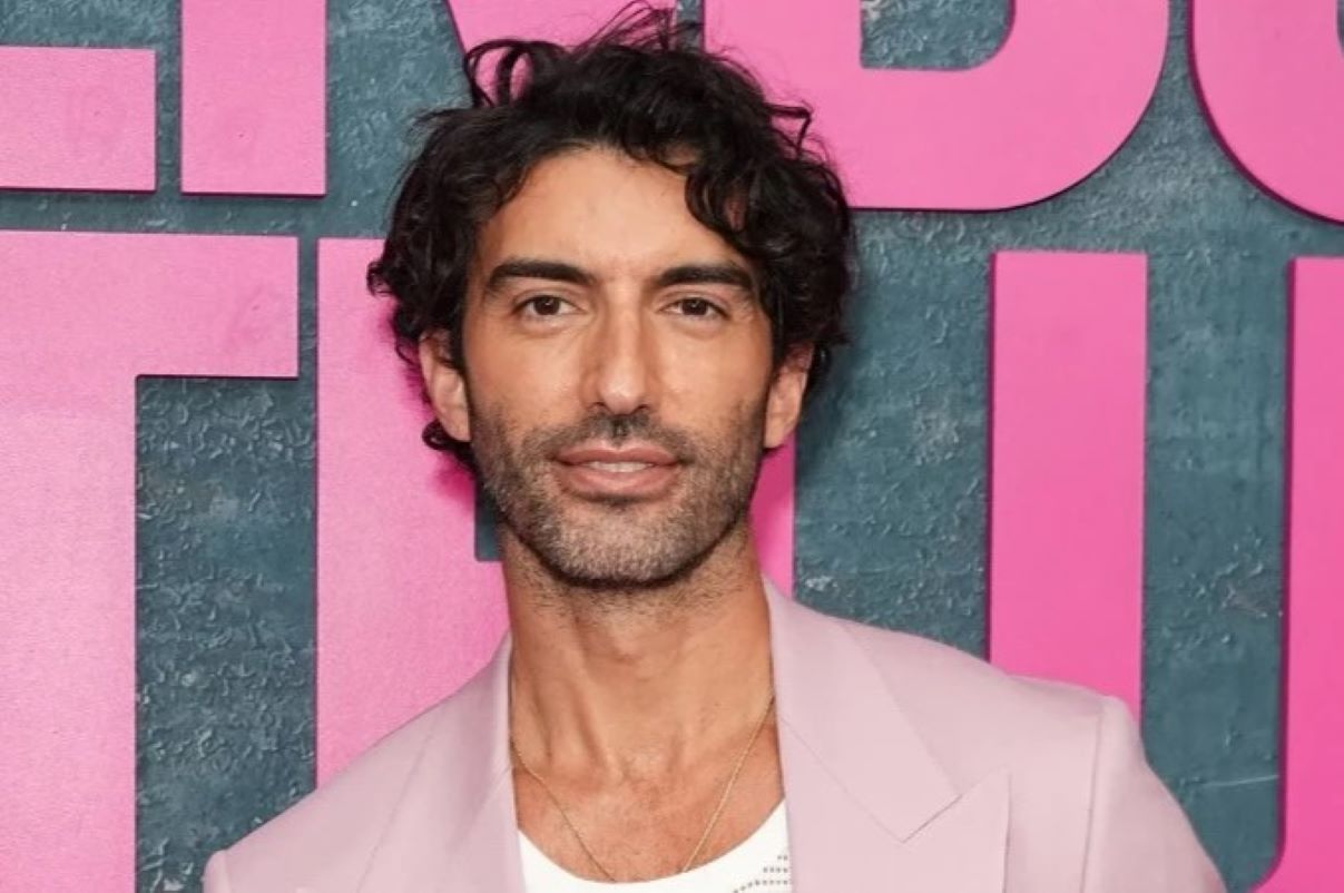 Justin Baldoni saat gala premier film It Ends With Us. (The Music Essential) - Image