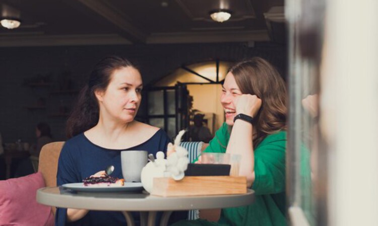 Ilustrasi dua wanita berbincang-bincang. (Freepik) - Image