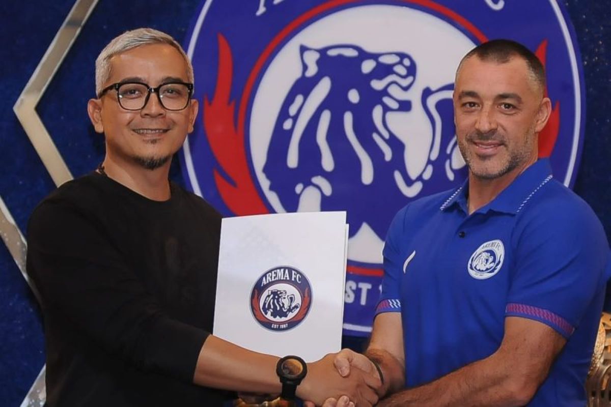 General Manager Arema FC Yusrinal Fitriadi dan pelatih Jose Manuel Gomes da Silva atau Ze Gomes.(Arema FC/Antara) - Image
