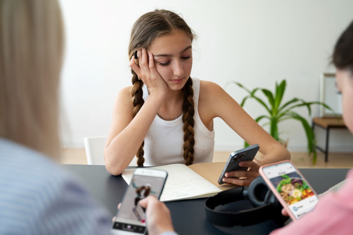 ilustrasi sekelompok remaja sedang menikmati konten media sosial. (Freepik) - Image