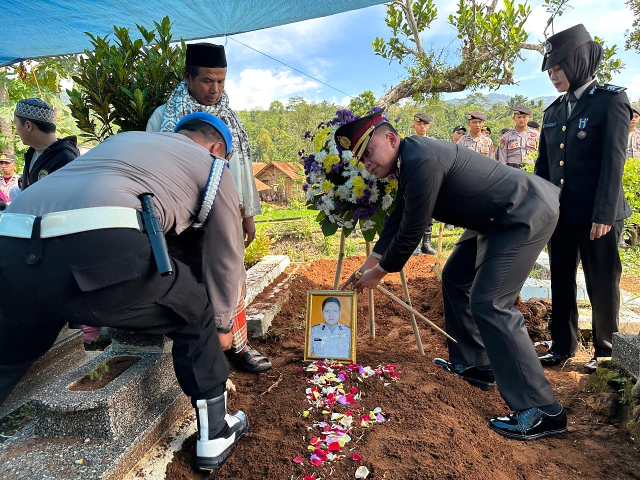Pemakaman Bripka Andithya Munartono yang meninggal setelah menolong wisatawan tenggelam di Pantai Pangandaran. (Mabes Polri) - Image