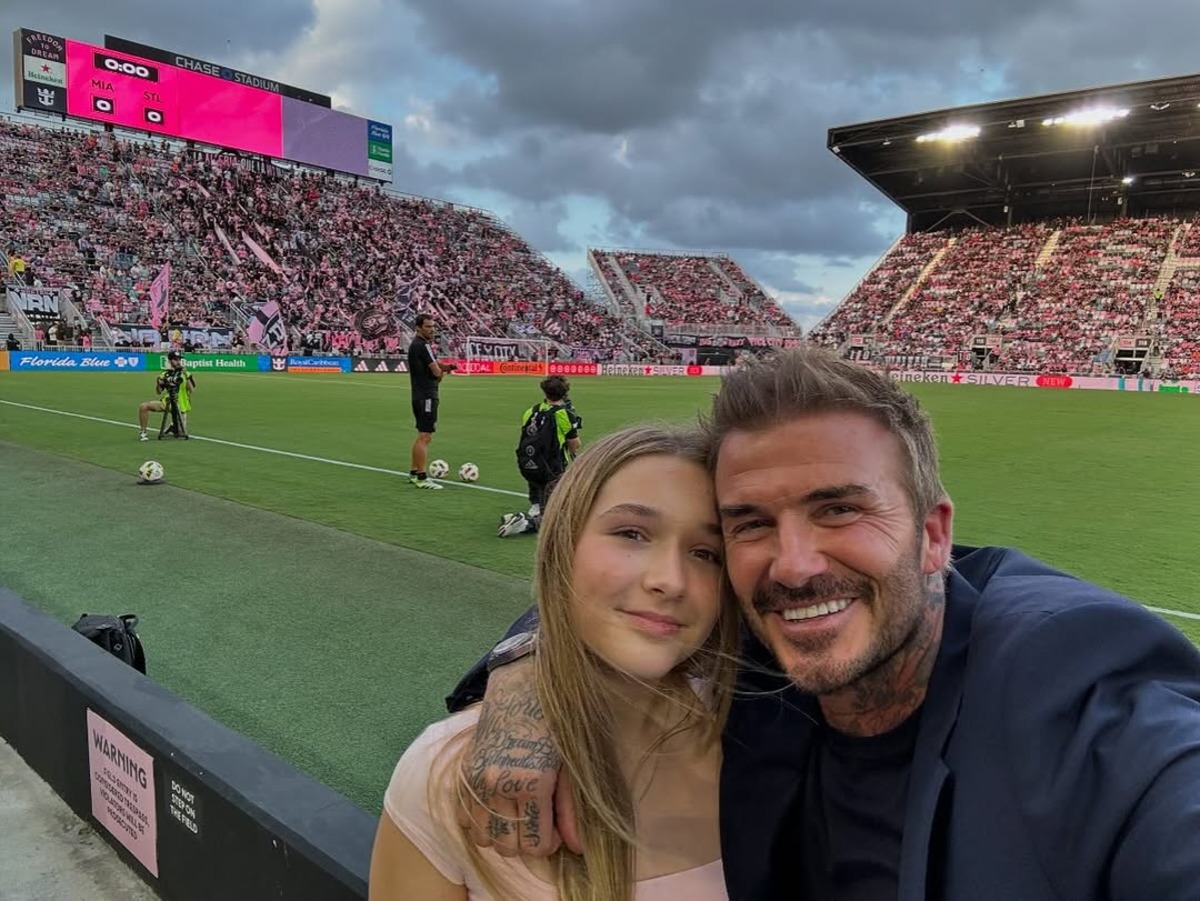 David Beckham dan putrinya, Harper Beckham, menonton pertandingan sepak bola secara langsung di stadion. (Instagram/@davidbeckham) - Image