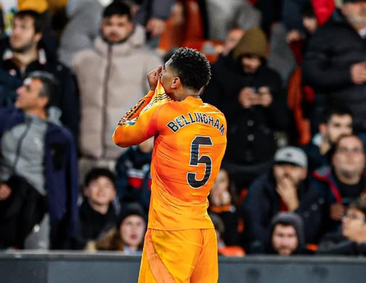 Bellingham menjadi pahlawan Real Madrid setelah berhasil membobol gawang Valencia. (@realmadrid) - Image