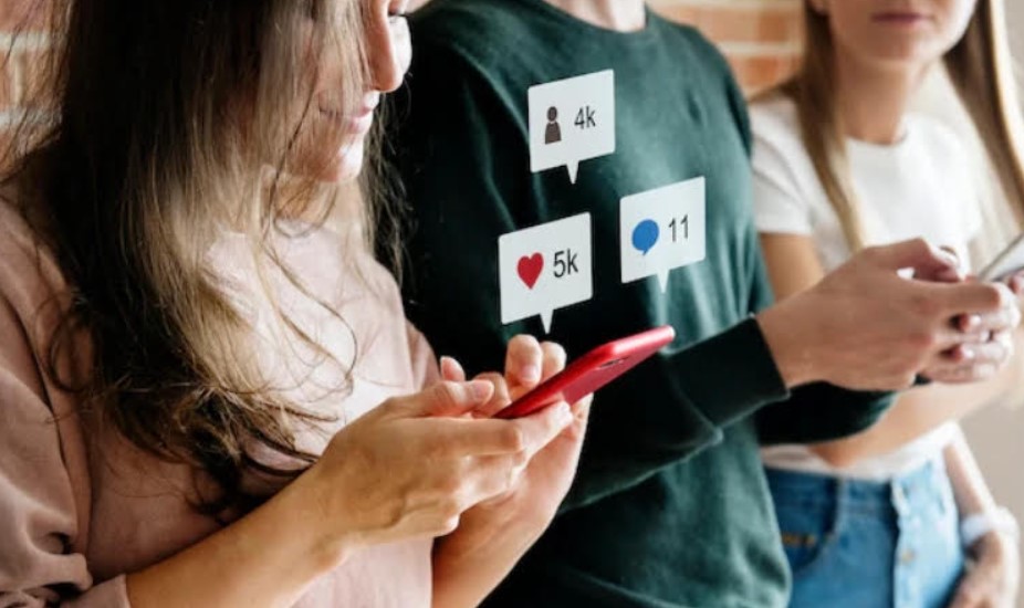 Ilustrasi orang menggunakan social media. (Freepik) - Image