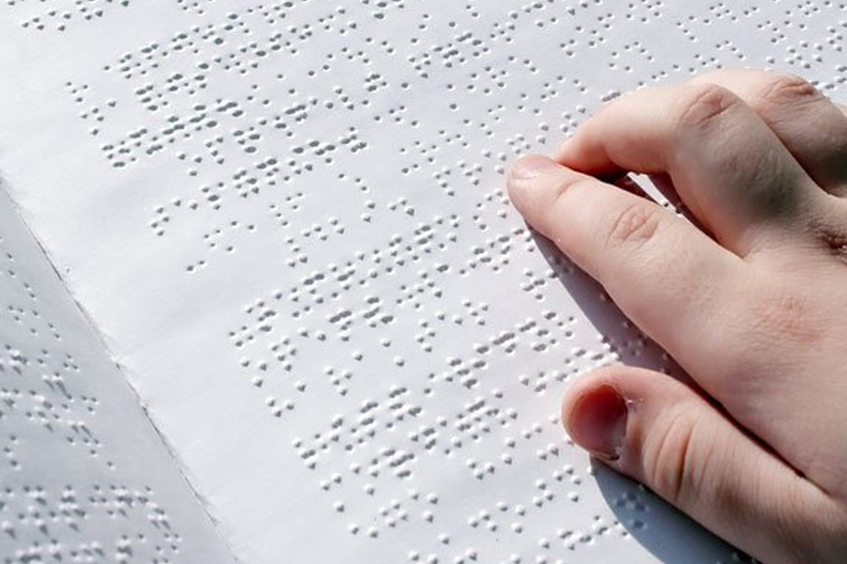 Ilustrasi membaca huruf braille. (Siswamedia) - Image