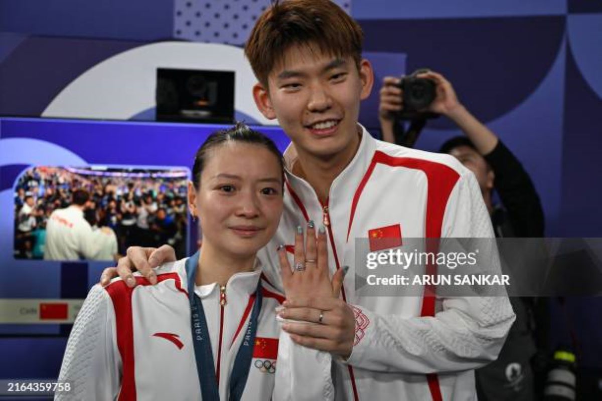 Zheng Siwei melamar Huang Yaqiong usai Olimpiade Paris 2024. (Arun Sangkar/Getty Images) - Image