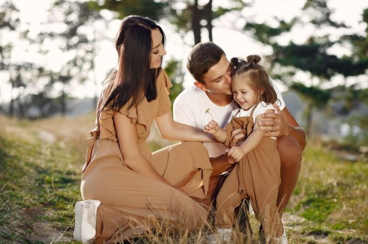 Ilustrasi orang tua dan anak. (prostooleh-freepik) - Image