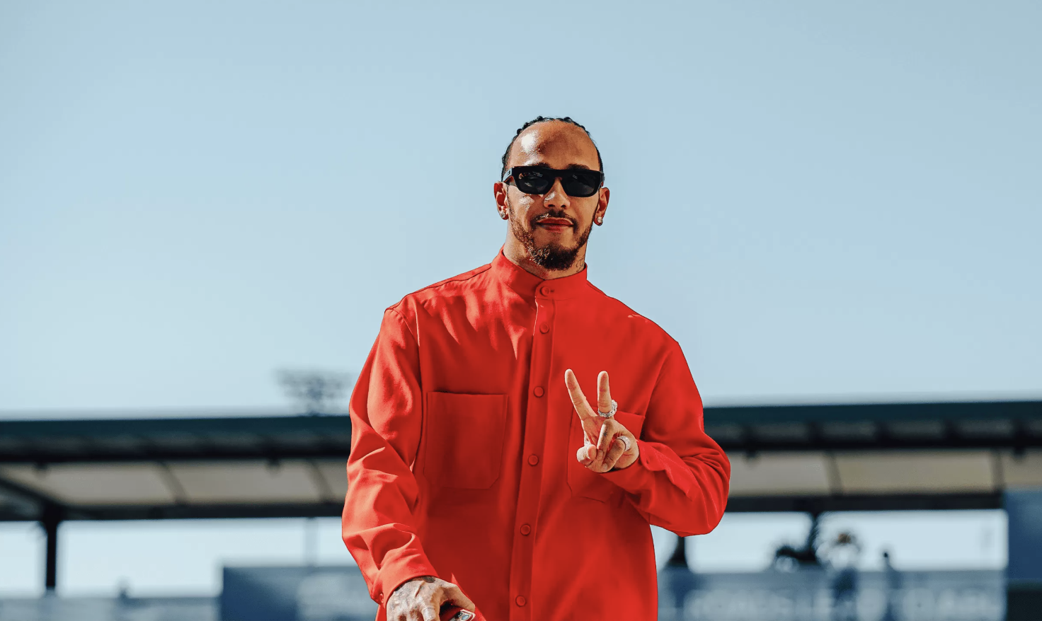 Lewis Hamilton, mengenakan baju merah pada F1 GP Abu Dhabi 2024. Baju merah itu disimbolkan bahwa dia akan segera bergabung dengan Ferrari pada F1 2025. (foto: x.com/f1) - Image