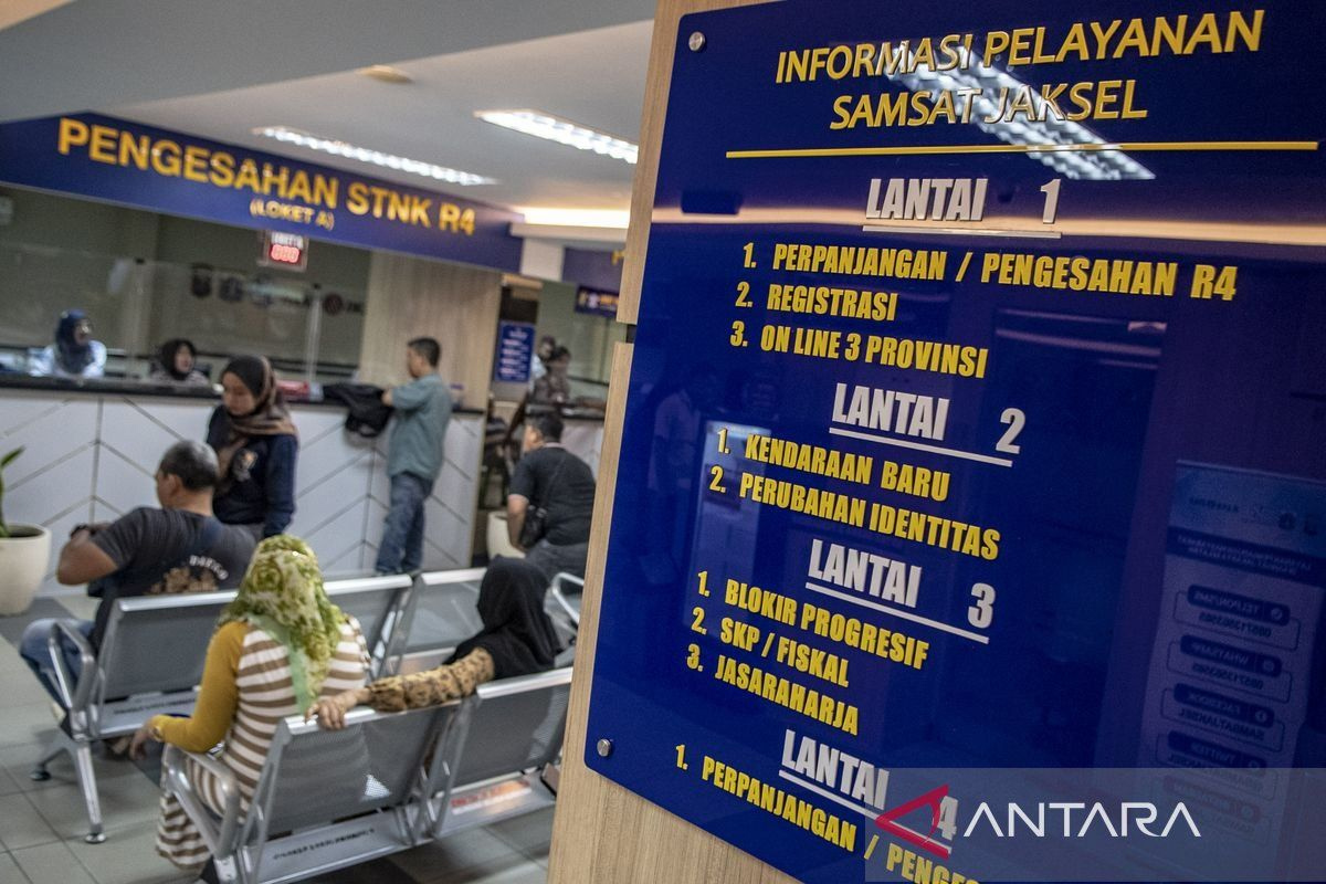 Ilustrasi warga sedang mengantre di Samsat. (Antara) - Image