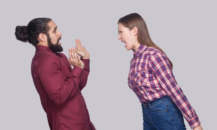 Ilustrasi dua orang beradu argumen. (Freepik) - Image