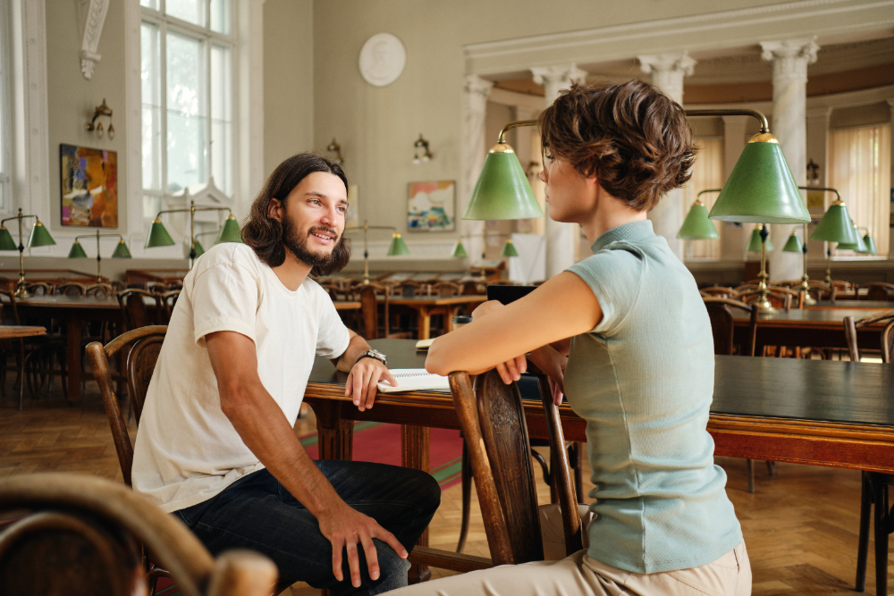 Sifat kepribadian mengutamakan kepentingan orang lain dari pada diri sendiri menurut Psikologi. (Freepik/ garetsvisual) - Image