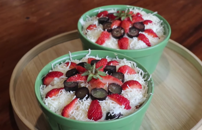 Resep Salad Buah yang Segar dan Praktis Dibuat. (YouTube Devina Hermawan) - Image