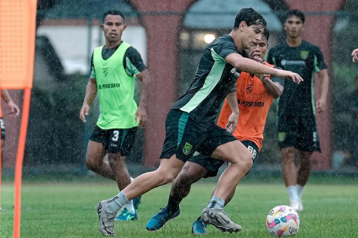 Bruno Moreira jadi salah satu pemain yang diharapkan mampu kembali ke performa terbaiknya jelang hadapi PSS Sleman. (Media Persebaya) - Image