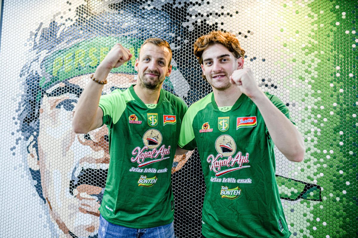 Dime Dimov dan Dejan Tumbas resmi jadi pemain baru Persebaya Surabaya. (Media Persebaya) - Image