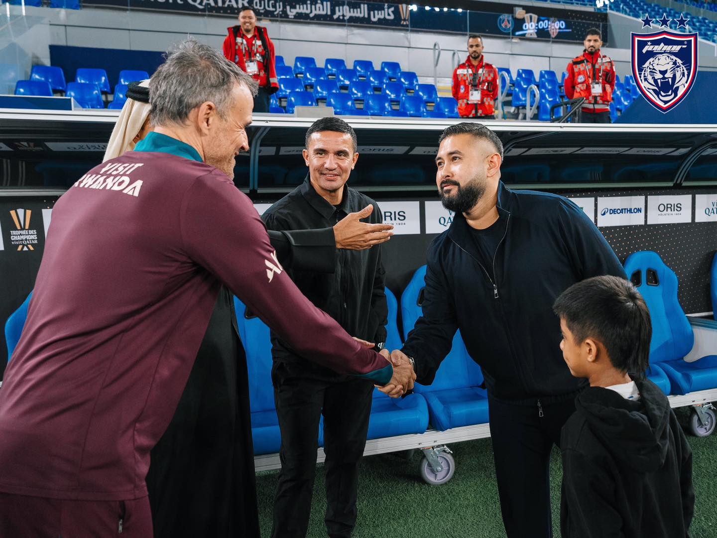 Pelatih PSG Luis Enrique (kiri) bersalaman dengan bos JDT Tunku Ismail. (Istimewa) - Image