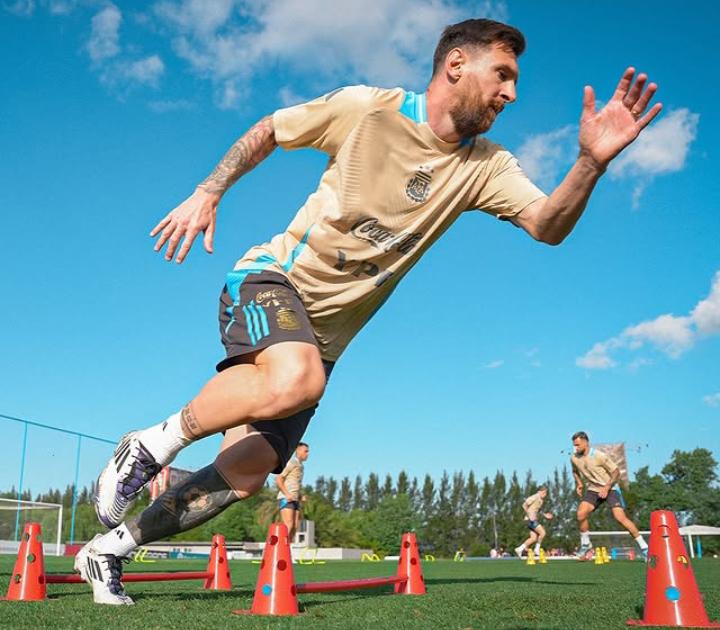 Lionel Messi saat melakukan pemanasan untuk latihan sepak bola. (@leomessi) - Image