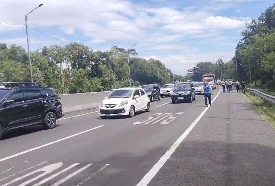 PT Jasa Marga (Persero) mempercepat proses evakuasi kecelakaan beruntun di ruas Tol Cipularang. Pihaknya memastikan dua lajur sudah bisa dilewati kendaraan. (Istimewa) - Image